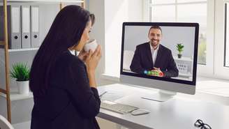 É raro fazer reuniões online e não ver alguém com uma xícara de café. E você sabia que um deles nasceu do lado? Vem conhecer essa história