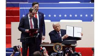 Trump assina decretos que revogam medidas do governo de Joe Biden