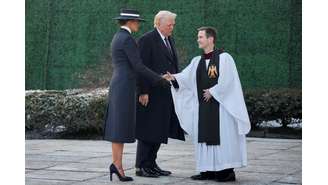 O presidente dos Estados Unidos, Donald Trump, e sua esposa, Melania Trump, chegam à igreja para missa antes da posse.