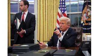 De volta à Casa Branca, Trump revoga medidas de Biden e perdoa réus pelos ataques ao Capitólio, em 6 de janeiro