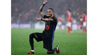 Raphinha, do Barcelona, comemora gol contra o Benfica