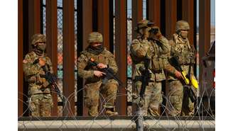 Militares da Guarda Nacional vigiam fronteira entre os Estados Unidos e o México, no Texas