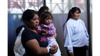 Imigrante da Guatemala em base aérea após ser deportada dos Estados Unidos