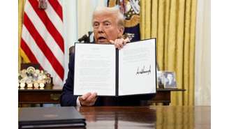 Trump despacha ordens executivas do Salão Oval da Casa Branca nesta quinta-feira, 23