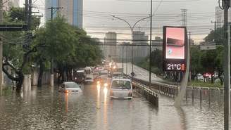 Motoristas são vistos presos em ponto de alagamento no final do Viaduto Antártica, perto do cruzamento com a Avenida Marquês de São Vicente, na Barra Funda, zona oeste de São Paulo, após o temporal que atingiu a cidade na tarde desta sexta-feira, 24