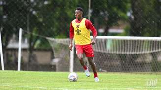 O zagueiro Léo em treino pelo Athletico. 