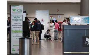 Colombianos deportados dos Estados Unidos chegam ao Aeroporto Internacional El Dorado