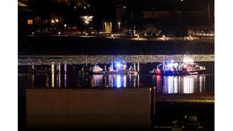 Equipe de emergência e mergulhadores trabalham perto de partes dos destroços do voo 5342 da American Eagle, depois que ele colidiu com um helicóptero Black Hawk ao se aproximar do Aeroporto Nacional Reagan Washington e caiu no Rio Potomac, fora de Washington, EUA, 30 de janeiro de 2025. 