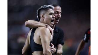 Filipe Luis comemora gol de Luiz Araujo