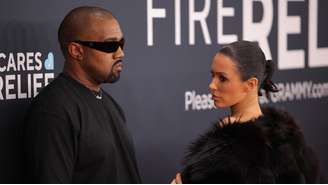 Kanye West e a esposa, Bianca Censori, pouco antes da modelo ficar despida no tapete vermelho do Grammy