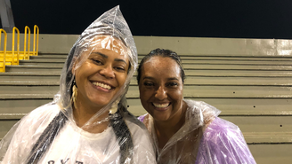 As amigas Ana Paula Rosa e Cecília Santos curtem os ensaios técnicos no Sambódromo do Anhembi