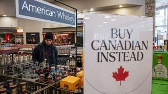 Comerciantes canadenses já começaram campanha estimulando a compra de produto nacional após tarifas americanas, mas entrada em vigor de tarifas foi adiada em um mês