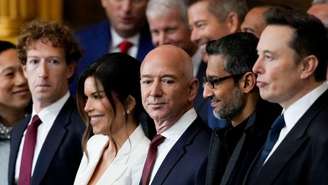 Zuckerberg (esq.) compareceu à posse de Donald Trump ao lado de outros chefes das gigantes da tecnologia