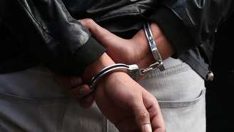 Imagem de pessoa algemada | Menino de 12 anos foi preso por não pagar pensão alimentícia