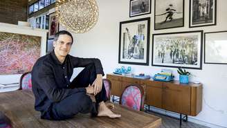 O ator Mateus Solano recebeu CARAS em sua casa