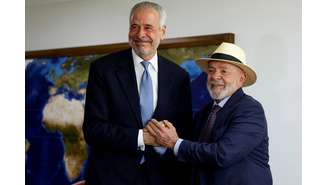 O presidente brasileiro Luiz Inacio Lula da Silva (PT) cumprimenta André Corrêa do Lago, anunciado como presidente da COP30, no Palácio do Planalto, em Brasília (21/01/2025).