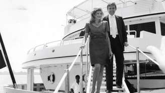 Donald e Ivana Trump desembarcam do iate Trump Princess em Nova York no ano de 1988