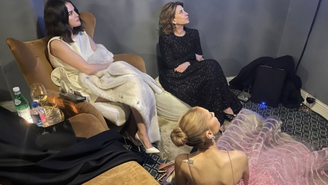 Selena Gomez, Fernanda Torres e Ariana Grande posam juntas