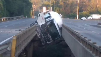Caminhão ficou preso entre duas pontes no RS