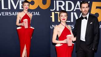 Emma Stone com o marido no tapete vermelho do evento