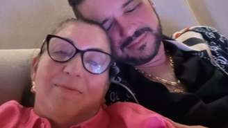 Mãe de Virginia Fonseca curte noite com namorado e distribui elogios: 'Gato'