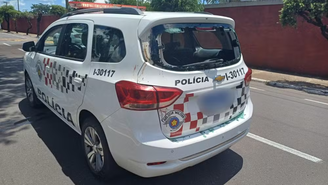 Em tentativa de fuga, homem algemado quebra vidro de viatura, se joga de pontilhão e morre