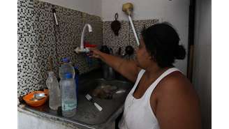 Dayana da Silva, 38, mostra que está sem água em casa em meio a uma onda de calor extremo na favela do Jacarezinho, no Rio de Janeiro, Brasil, em 18 de fevereiro de 2025.