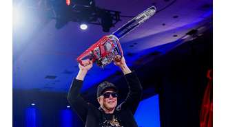 Elon Musk mostra motosserra durante conferência conservadora em National Harbour, no Estado norte-americano de Maryland