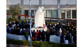 Pessoas rezam em frente a hospital onde o papa está internado em Roma