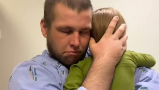 Homem dá abraço em filho antes de ter braço amputado em cirurgia