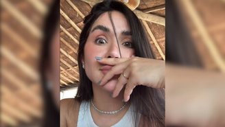 Influenciadora Maria Venture exibe aliança do noivado com a cantora Yasmin Santos nas redes sociais. 