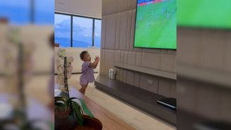 Filha de Neymar, Mavie, de 1 ano, comemora gol marcado pelo pai em jogo entre Santos e Inter de Limeira, pelo Paulistão.