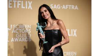 Demi Moore posa com o prêmio de Melhor Performance de Atriz em Papel Principal por "The Substance" no 31º Screen Actors Guild Awards, em Los Angeles, Califórnia, EUA, 23 de fevereiro de 2025. 