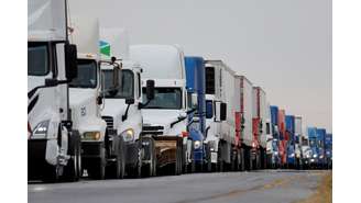 Fila de caminhões em passagem na fronteira entre EUA e México 26/11/2024 