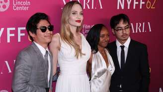 Angelina Jolie com Pax Thien Jolie-Pitt, Zahara Marley Jolie e Maddox Chivan Jolie-Pitt