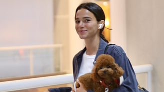 Bruna Marquezine com a cachorrinha em aeroporto