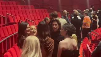 Fernanda Torres com Monica Barbaro, Ariana Grande, Zoe Saldaña, Mikey Madison e Cynthia Erivo