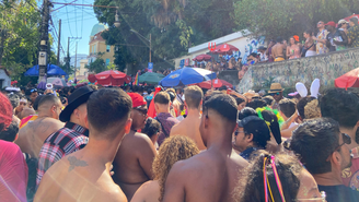 Bloco das Carmelitas reúne milhares de foliões no RJ