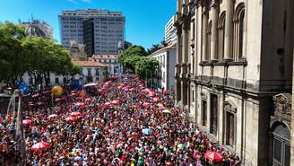 Tradicional bloco de carnaval Cordão da Bola Preta desfila nas ruas do Rio de Janeiro neste sábado, 1º