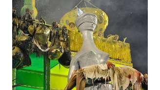 Carro da Acadêmicos do Tatuapé traz criança morta sendo segurada por estátua símbolo da Justiça