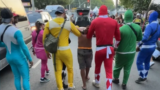 Polícia se fantasia de 'Power Rangers' para combate a furtos durante o Carnaval