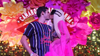 Sabrina Sato e Nicolas Prattes comemoram um ano de casamento na avenida