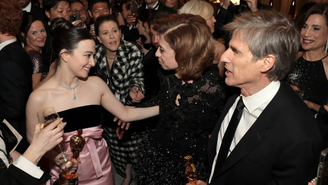 Fernanda Torres tem video divulgado parabenizando Mikey Maddison; veja