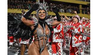 Confira o desfile de Viviane Araújo pelo Salgueiro