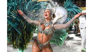 Veja as fotos do desfile de Paolla Oliveira pela Grande Rio