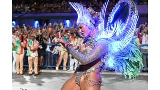 Veja as fotos do desfile de Paolla Oliveira pela Grande Rio