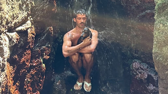 João Guilherme toma banho de cachoeira com cachorro