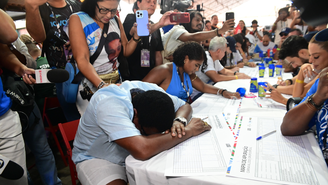 Neguinho da Beija-Flor em apuração dos desfiles do Rio de Janeiro