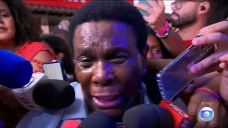 Neguinho da Beija-Flor chora com vitória.