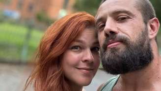 Dias após assumir vício em drogas, Rafael Cardoso posta foto com namorada; ator está em tratamento e buscando vida saudável